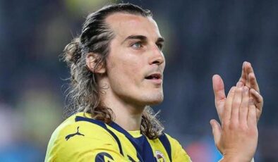 Fenerbahçeli Çağlar Söyüncü ve eşi ilk çocuklarını kucaklarına aldı